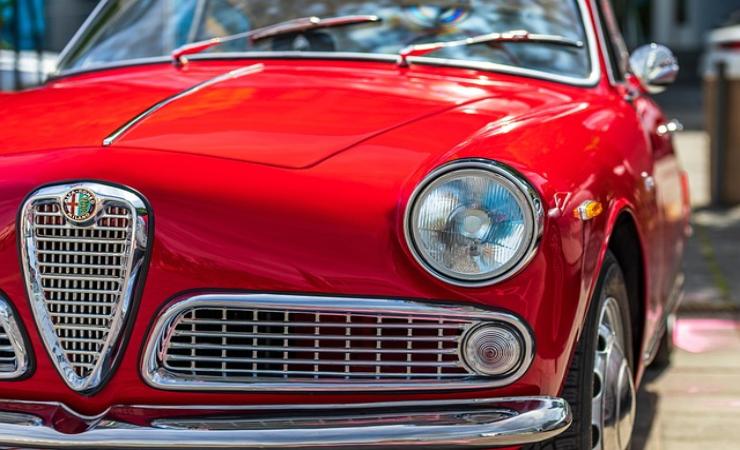 macchina alfa romeo con fanali