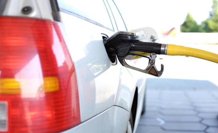 mettere benzina