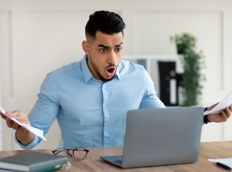 Giovane uomo al pc