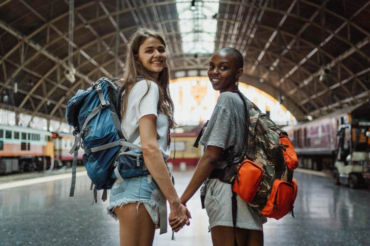 Illustrazione di due ragazze in viaggio (Pexels FOTO) - aforismi-citazioni.it