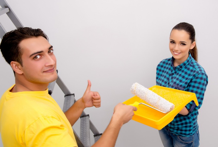 Giovane coppia che fa i lavori