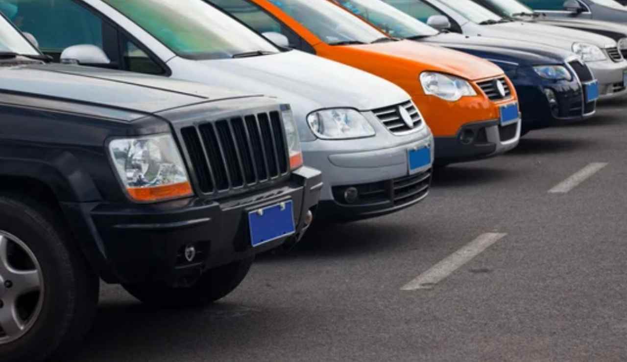 Auto parcheggiate (Depositphotos foto) - www.aforismicitazioni.it
