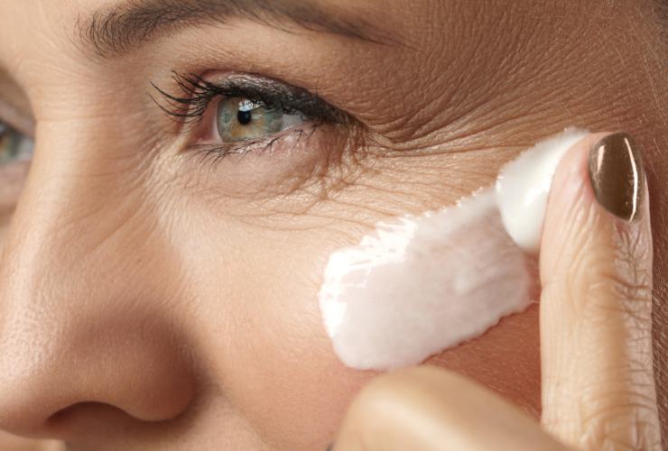 Illustrazione di una donna spalma la crema (Canva FOTO) - aforismi-citazioni.it