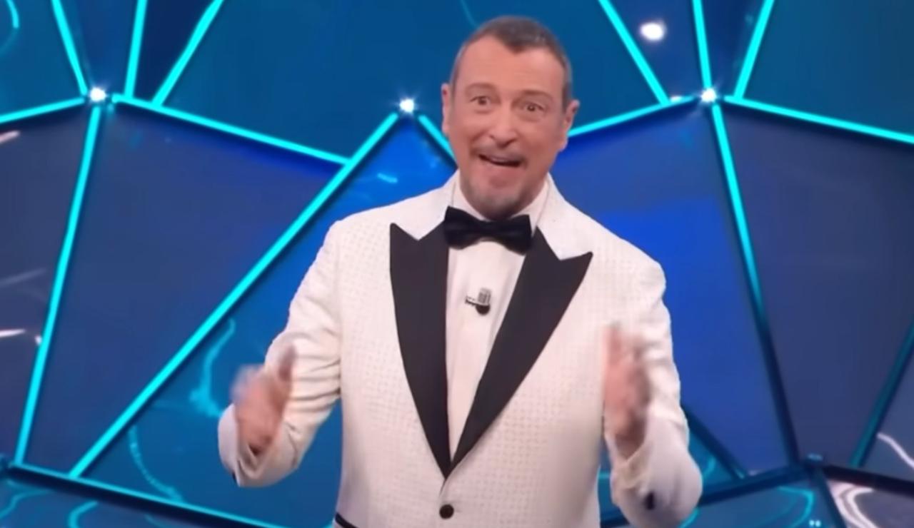 Amadeus a Sanremo (Rai - youtube screenshot) - www.aforismicitazioni.it