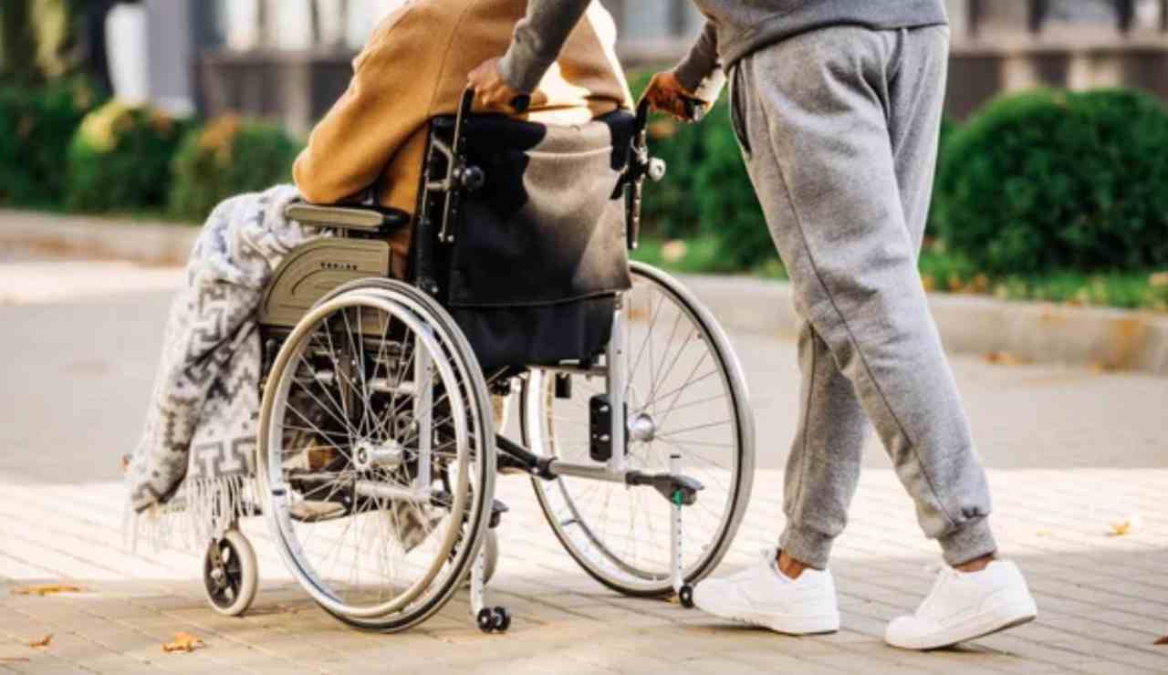 Assistenza ai disabili (Depositphotos foto) - www.aforismicitazioni.it