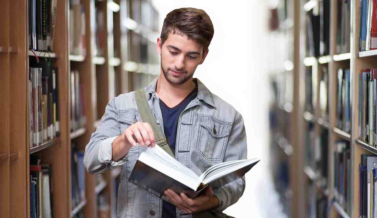 Studente universitario (Pixabay foto) - www.aforismicitazioni.it