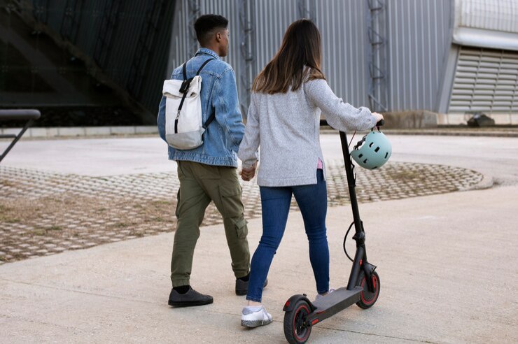 Giovani con monopattino