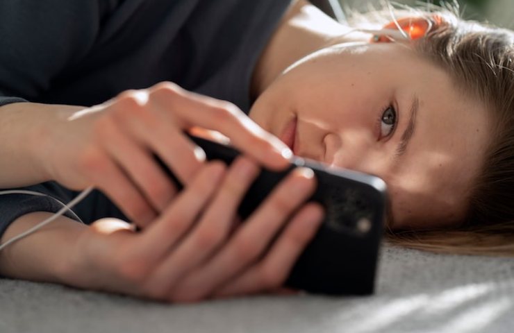 Giovane donna al cellulare