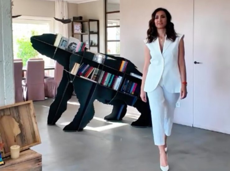 Casa Balivo con la particolare libreria (caterinabalivo - instagram screenshot) - www.aforismicitazioni.it