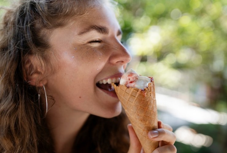 Donna felice che mangia un gelato