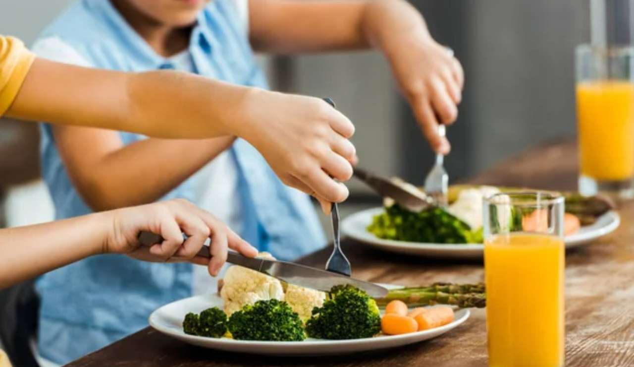 Bambini mangiano verdure (Depositphotos foto) - www.aforismicitazioni.it