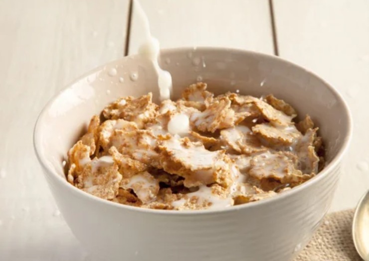 Ciotola di latte e cereali (Depositphotos foto) - www.aforismicitazioni.it