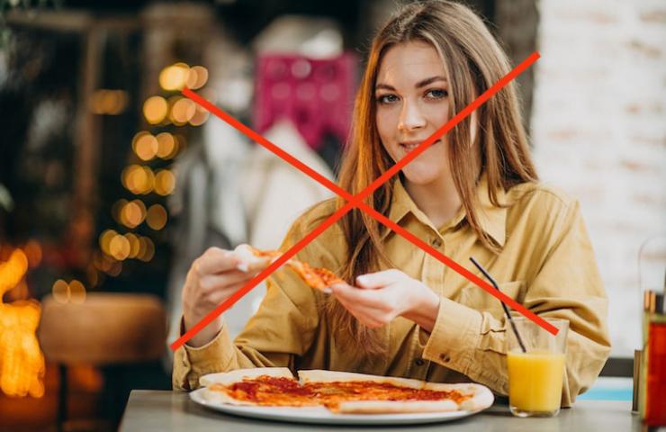 Donna che mangia pizza
