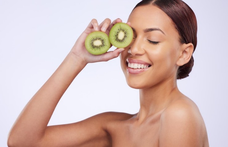 Donna con kiwi