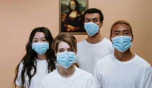 Alcune persone con la mascherina (Pexels FOTO) - aforismi-citazioni.it