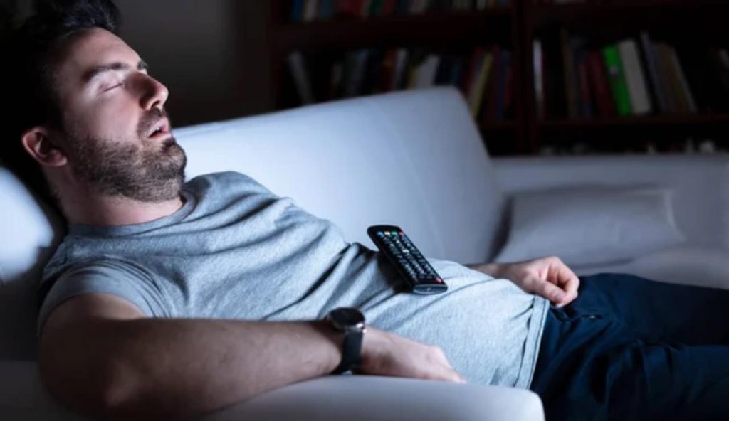 Addormentarsi davanti tv catastrofe silenziosa tumori