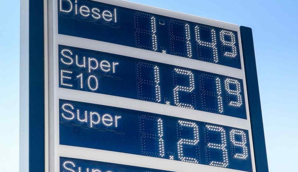 Benzina a prezzo stracciato | Devi mostrare solo questo foglio e torni a pagare come vent’anni fa