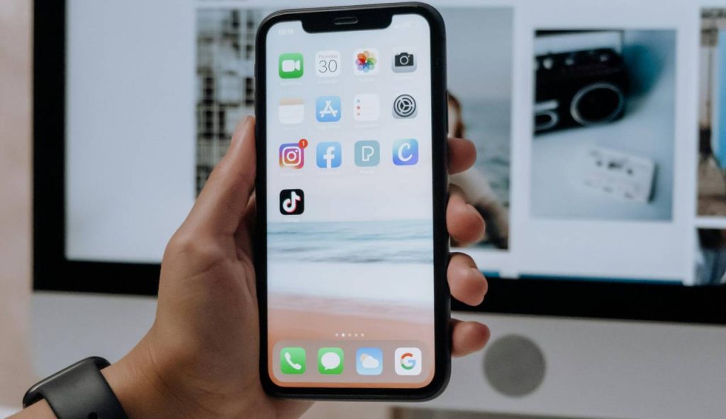 Illustrazione di una persona mentre spia su TikTok (Pexels FOTO) - aforismi-citazioni.it