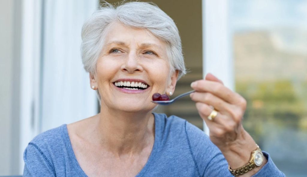 Persona che mangia un frutto