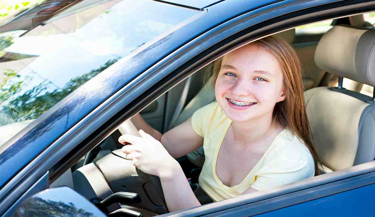 giovane ragazza alla guida