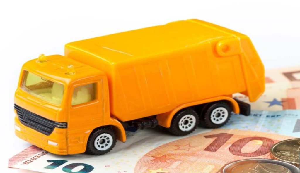 camion spazzatura su soldi (tassa sui rifiuti)