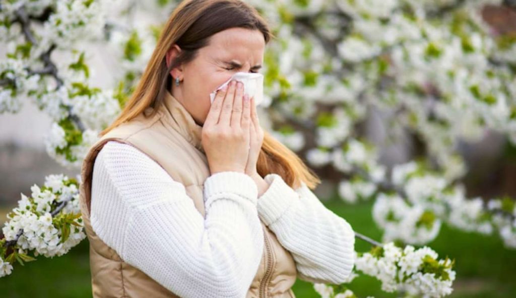 Donna con allergia stagionale
