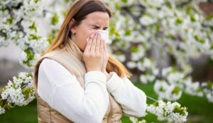 Donna con allergia stagionale