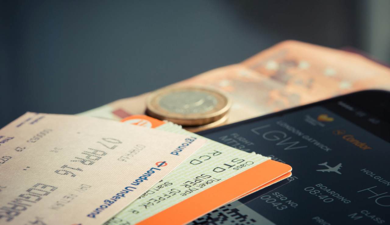 Illustrazione di un biglietto (Pexels FOTO) - aforismi-citazioni.it