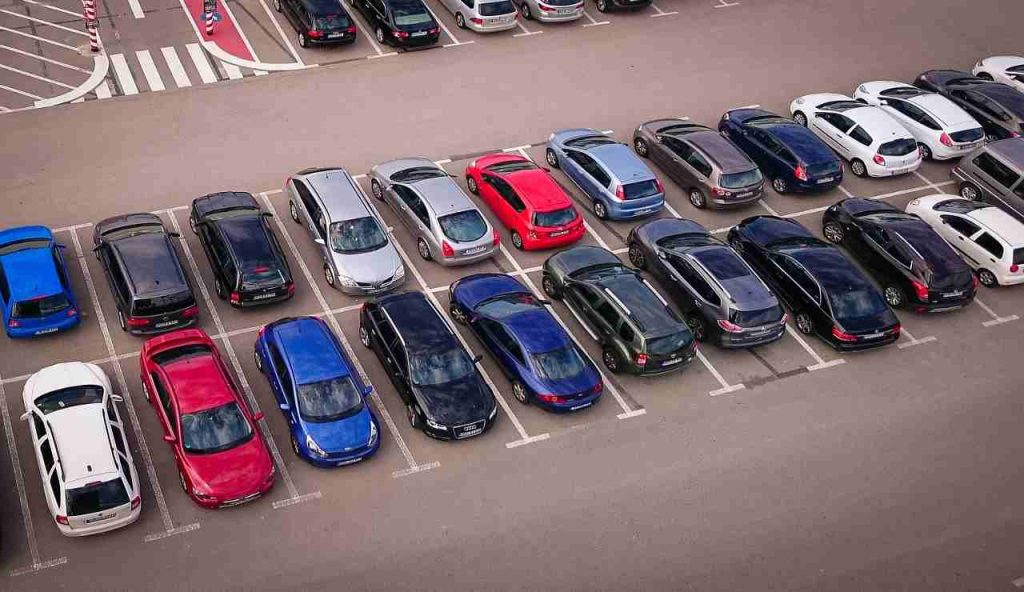 parcheggio con auto