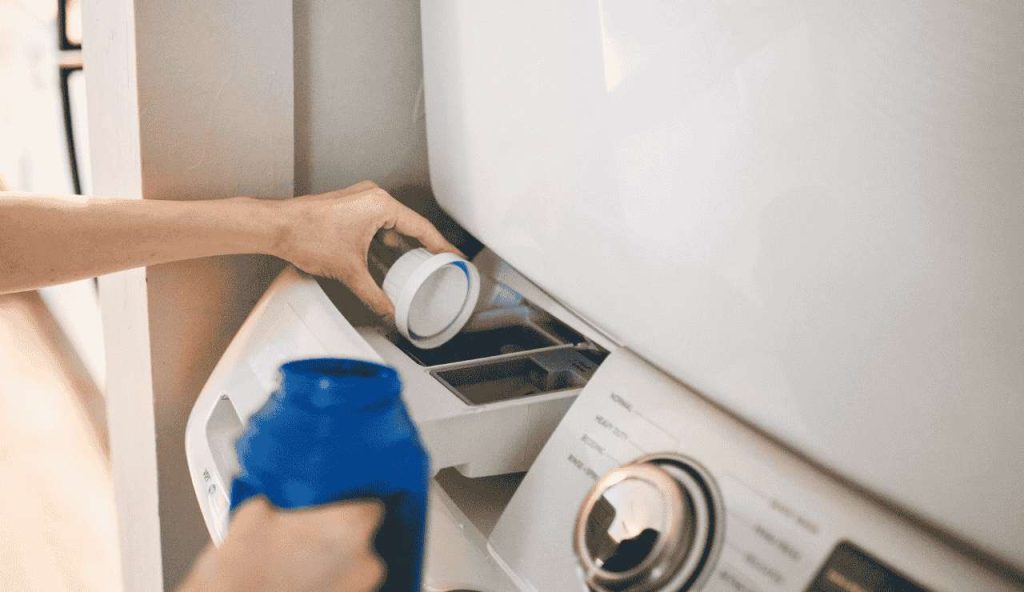 Bucato troppo sporco: non mettere un misurino in più di detersivo | Altro che vestiti puliti: così ti toccherà chiamare l’idraulico