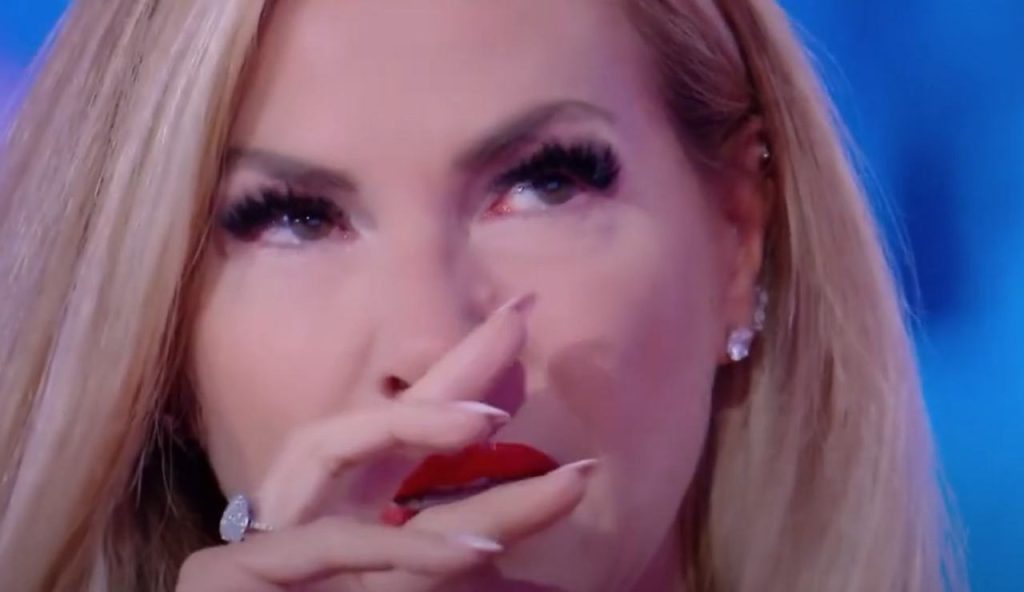 Federica Panicucci in lacrime (Mediaset Infinity - screenshot youtube) - www.aforismicitazioni.it