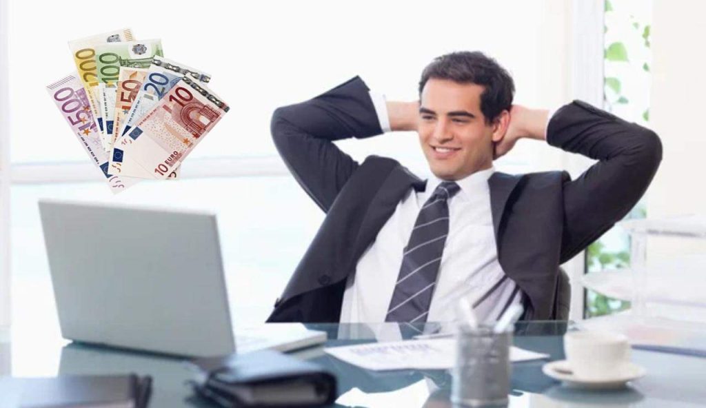 Lavoratore felice con soldi (Depositphotos foto) - www.aforismicitazioni.it