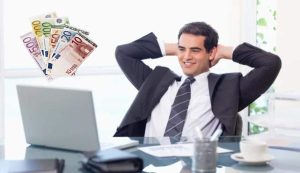 Lavoratore felice con soldi (Depositphotos foto) - www.aforismicitazioni.it