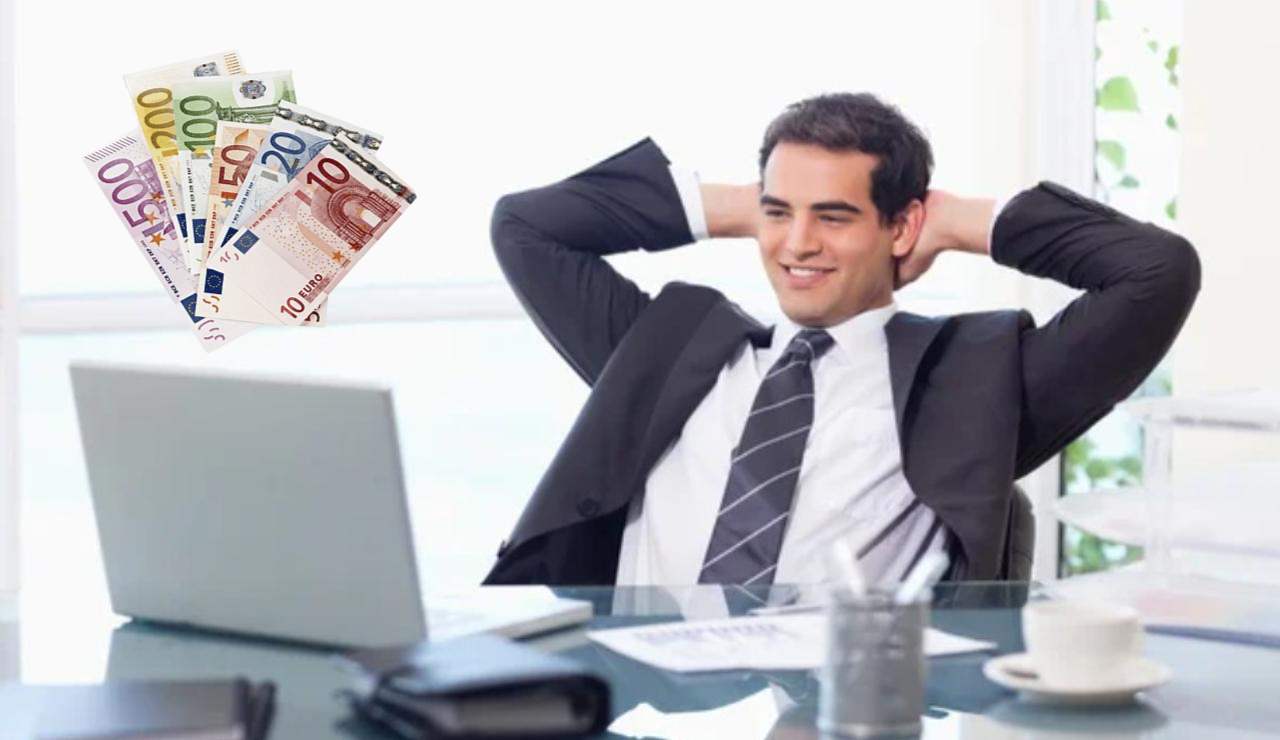Lavoratore felice con soldi (Depositphotos foto) - www.aforismicitazioni.it