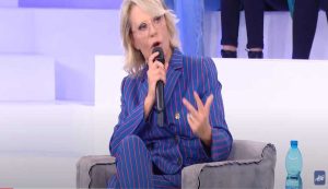 Maria de Filippi si esprime (screenshot Amici di Maria De Filippi - YouTube) - www.aforismicitazioni.it