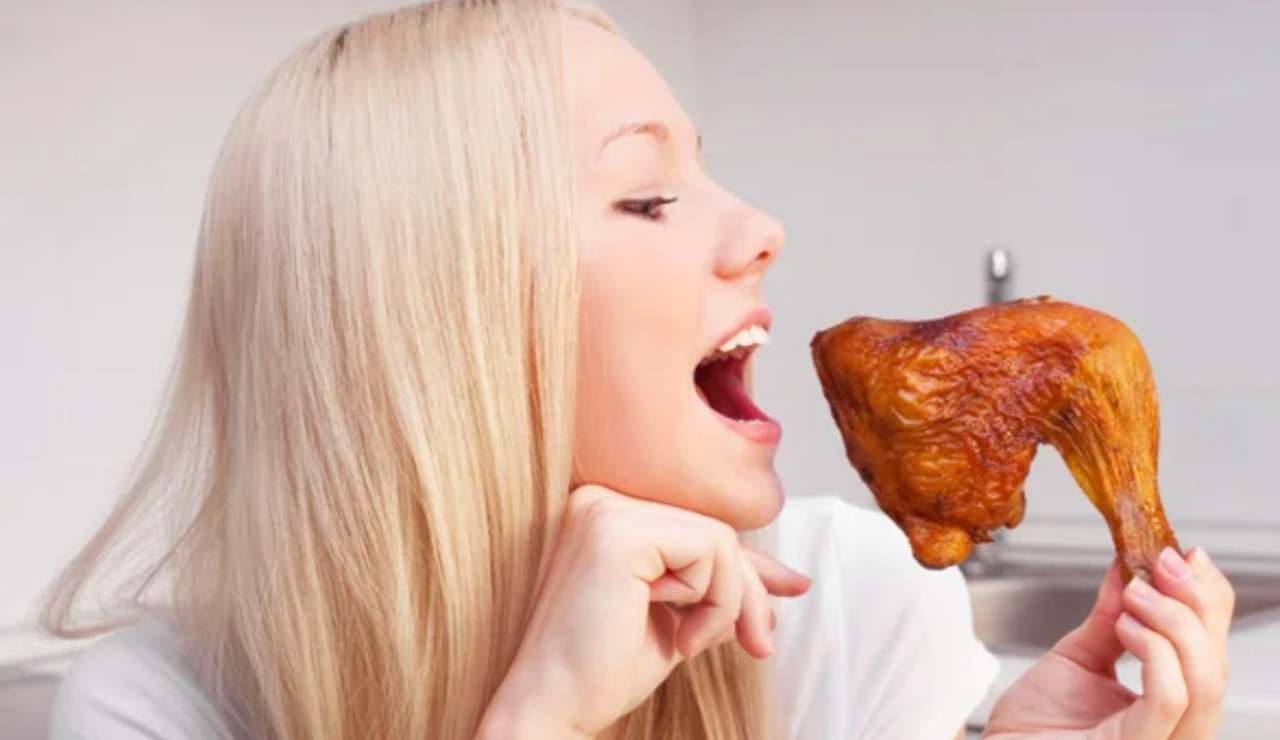 Ragazza mangia il pollo (Depositphotos foto) - www.aforismicitazioni.it
