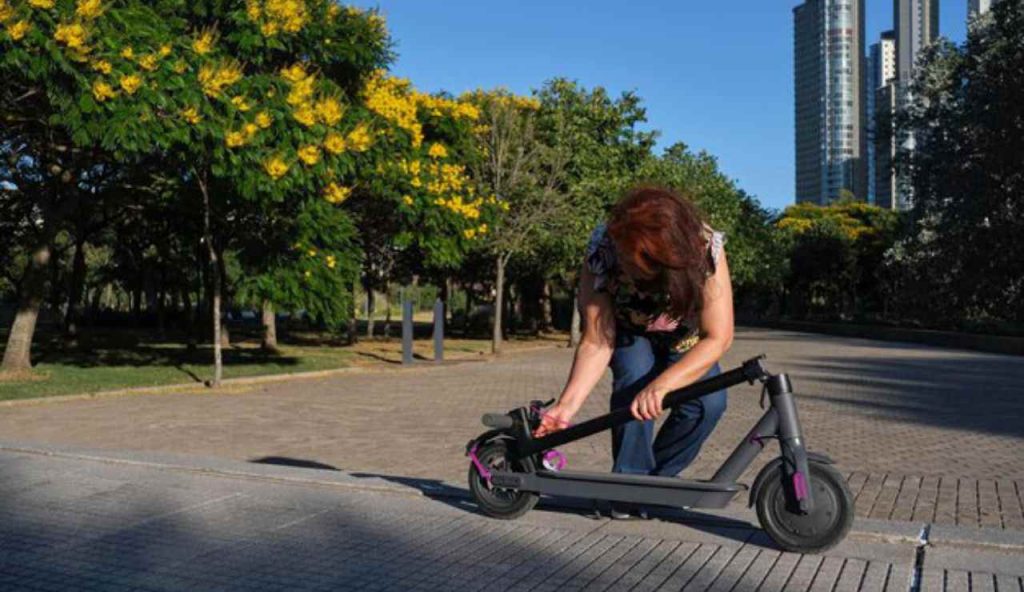 Donna con monopattino