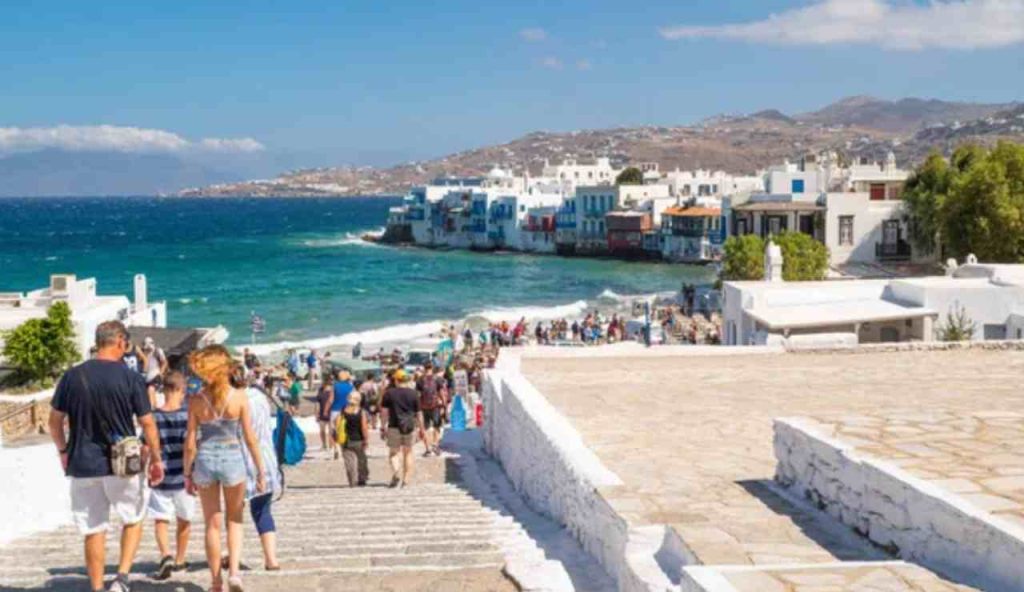 Mykonos e i tanti turisti (Depositphotos foto) - www.aforismicitazioni.it