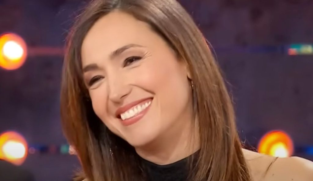 Caterina Balivo sorridente (Rai - youtube screenshot) - www.aforsimicitazioni.it