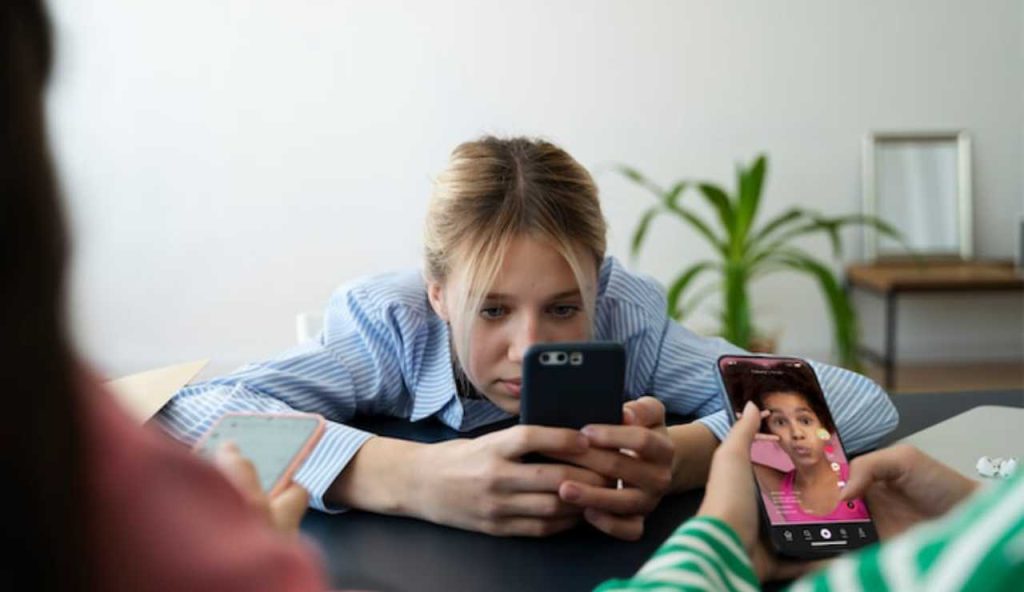 Ragazza al cellulare