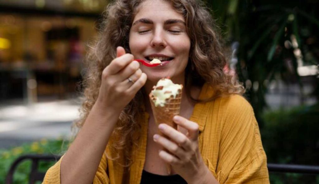 Donna giovane che mangia il gelato