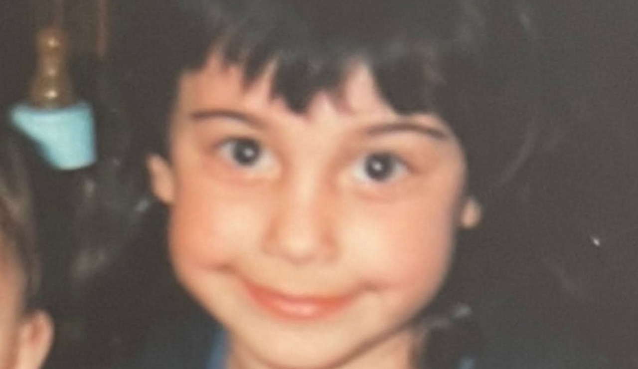 Questa bambina dagli occhi dolcissimi, oggi è una showgirl amatissima: tutti la invidiano | Riconoscerla al primo sguardo è impossibile