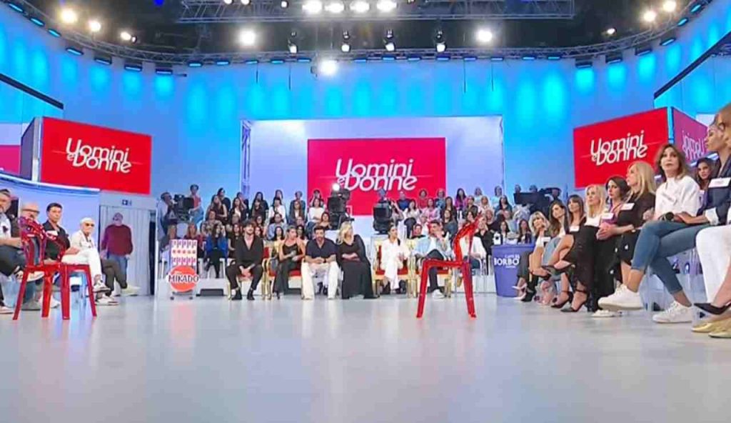 Studio di Uomini e Donne (Uomini e Donne - youtube foto) - www.aforismicitazioni.it