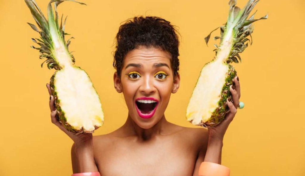 Persona con ananas
