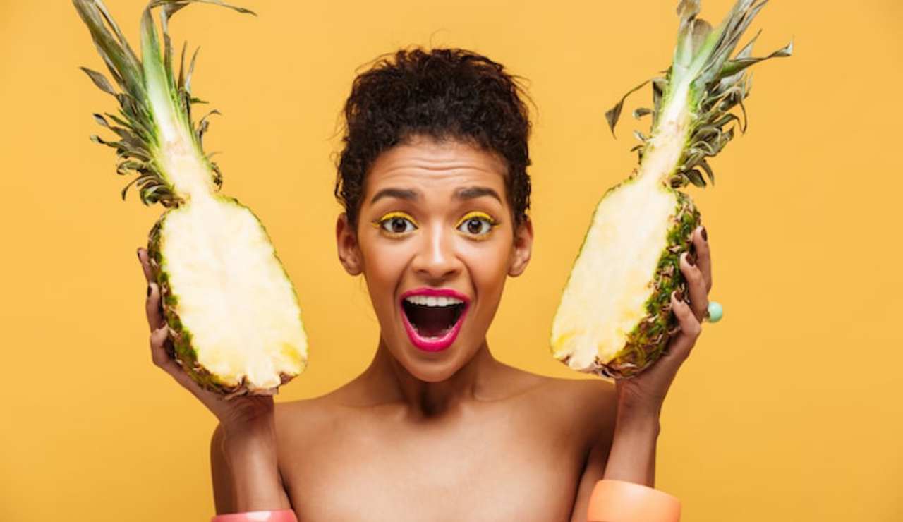 Persona con ananas