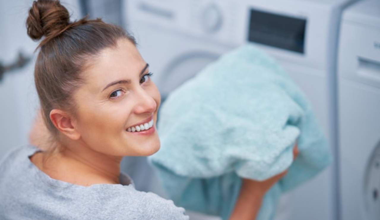 Donna che fa la lavatrice