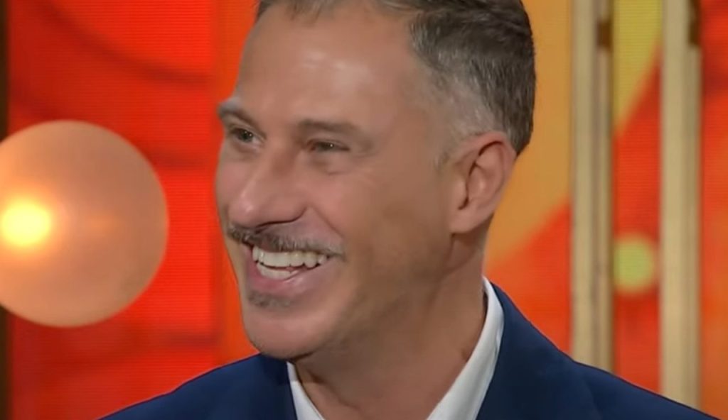Gabriele Corsi sorridente (Rai - youtube screenshot) - www.aforismicitazioni.it