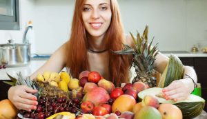 Frutta e donna sorridente