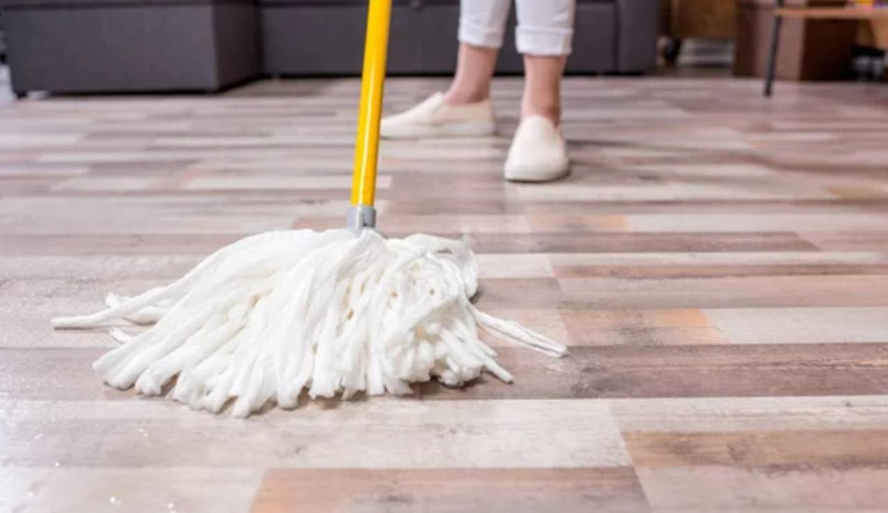 Trucchi per la pulizia del pavimento (Depositphotos foto) - www.aforismicitazioni.it